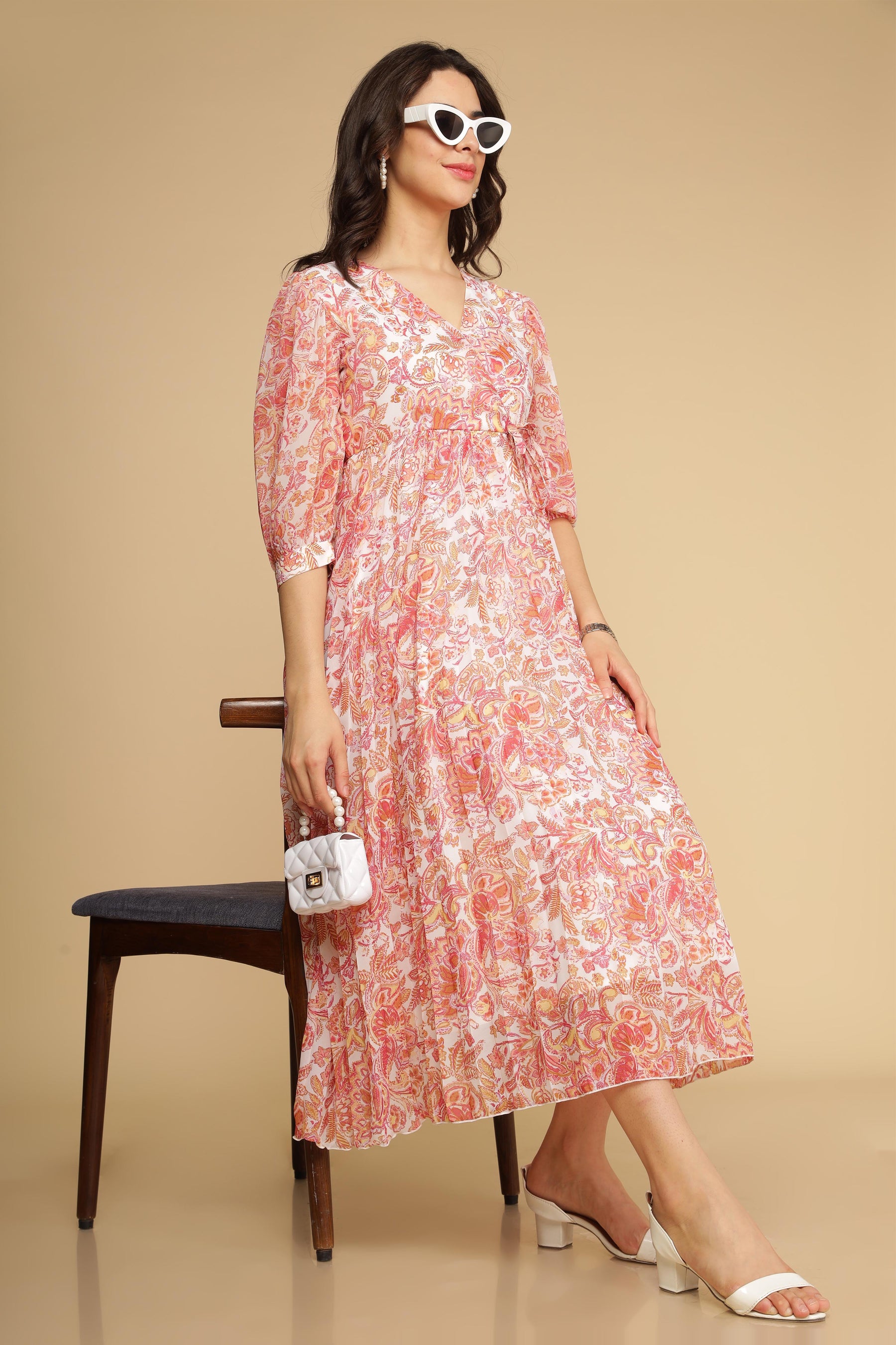 Fashionable pleated motif maxi dress for stylish summer outfits.