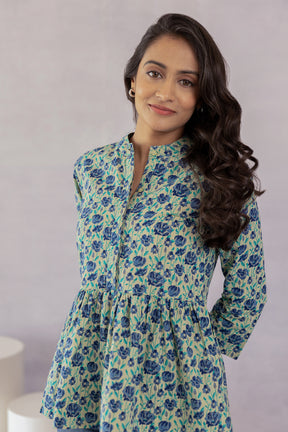 Elegant green cotton top with floral pattern and stylish collar.