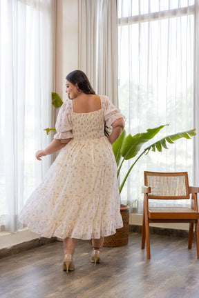 Elegant woman in floral dress, MINIMAL MAXI - POLAGO PLUS.