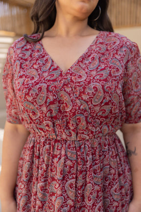 "Close-up of MOTIF MAXI POLAGO PLUS dress with paisley print"