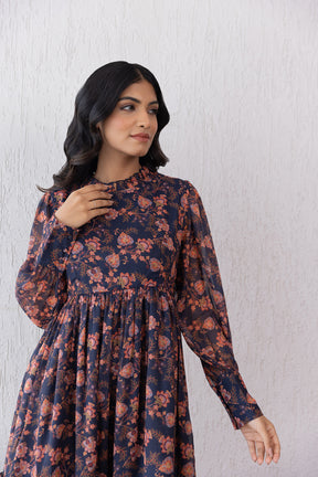 "Elegant woman in floral maxi dress, MOTIF CLOSED NECK MAXI - POLAGO PLUS."
