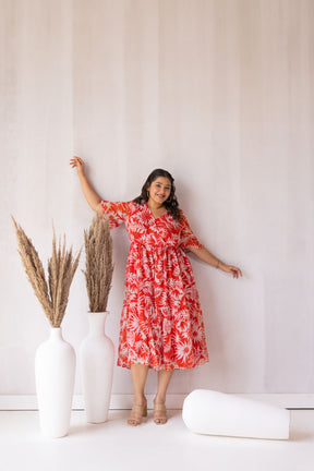 Plus-size model in floral dress, showcasing TROPICAL MAXI - POLAGO PLUS.